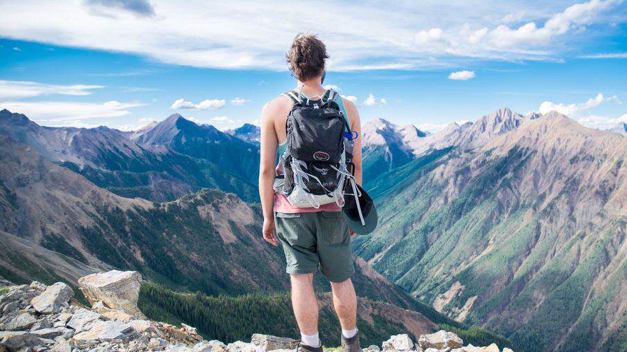 5 accessori indispensabili per il trekking in montagna